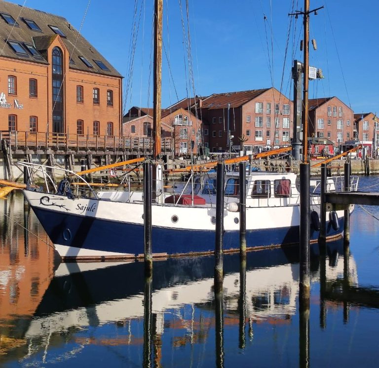 Willkommen in Orth Unsere Ferienwohnung ist umgeben von viel Wasser und von Ihrem Balkon haben Sie einen einmaligen Blick auf die Atmosphäre des Hafens